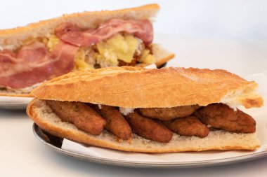 pastırmalı tavuk peyniri, patates kızartması ve kroket ekmekli sandviç.