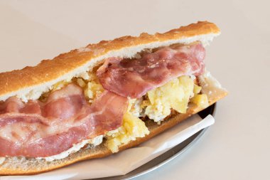 Domuz pastırmalı tavuk peynirli ve kızarmış ekmekli sandviç.