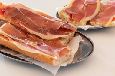 İspanyol jambonu ve domatesli ekmek kızartması.