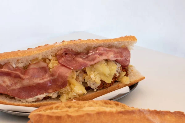 Broodje Bacon Kip Kaas Friet Baguette — Stockfoto