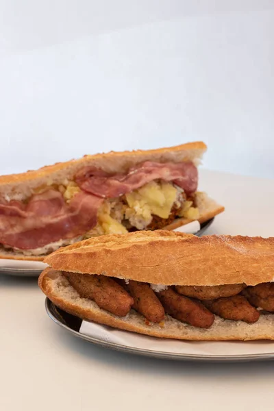 Bacon Chicken Cheese Und Pommes Und Kroketten Baguette Sandwiches — Stockfoto