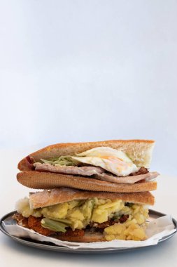 Yumurtalı ve tavuklu baget sandviç.