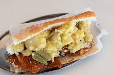 yeşil sarımsaklı tavuk göğsü baget ve kızarmış patates.