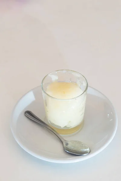 Λευκή Σάλτσα Σκόρδο Και Κουτάλι — Φωτογραφία Αρχείου