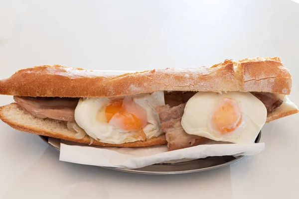 Δίσκος Σάντουιτς Μπαγκέτα Αυγό Και Κρέας — Φωτογραφία Αρχείου
