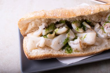 Maydanoz soslu baget sandviç.