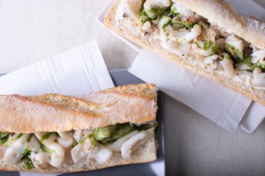 Maydanoz soslu baget sandviç.