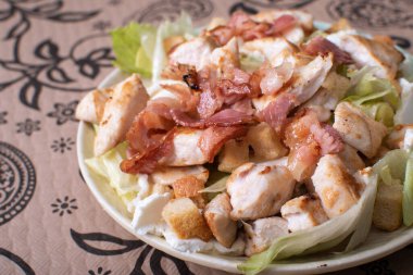 Ekmek, pastırma ve tavuklu sezar salatası.