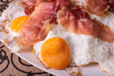 Yumurta ve jambon ve patates kızartması.