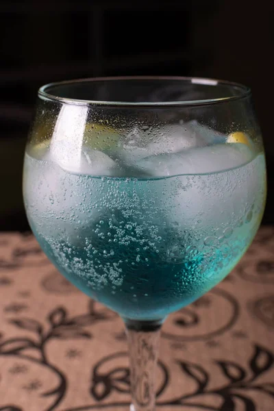 Modrý Gin Tonic Nordic Tonikem Citrónem — Stock fotografie