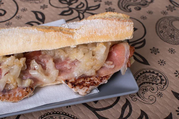 Carne Com Presunto Cebola Espanhol Baguete Sanduíche — Fotografia de Stock