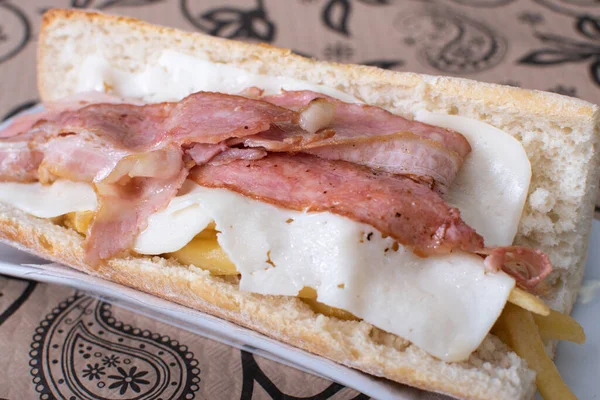 Bacon Queijo Baguete Com Batatas Fritas — Fotografia de Stock