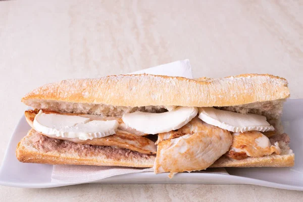 Panino Petto Pollo Baguette Con Formaggio Capra Immagine Stock