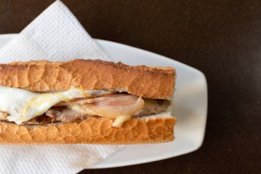 Ançüezli ve karışık sebzeli soğuk baget sandviç.