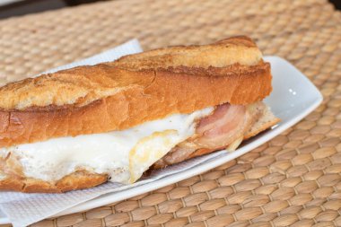 Ekmek arası jambonlu sahanda yumurta