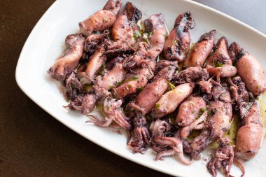 Maydanozlu ve sarımsaklı ızgara kalamar.