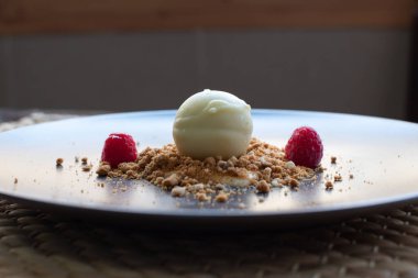 beyaz çikolatalı tatlı ve ahududu