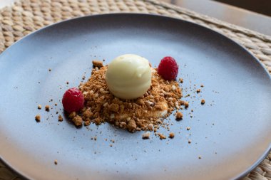 beyaz çikolatalı tatlı ve ahududu