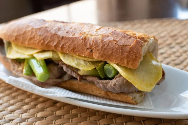 Сэндвич Мясом Зеленым Чесноком — стоковое фото