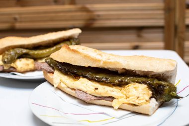 yeşil biberli omlet ve etli sandviç.