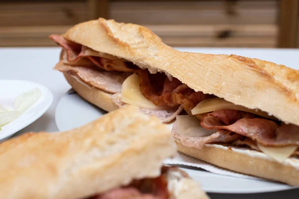 Sanduíches Deliciosos Bacon Cozido Queijo Baguete — Fotografia de Stock