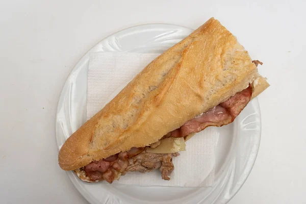Bacon Cozido Queijo Baguete Sanduíche Prato Branco — Fotografia de Stock