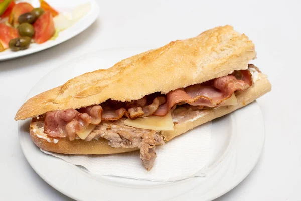 Bacon Cozido Gostoso Queijo Baguete Sanduíche — Fotografia de Stock