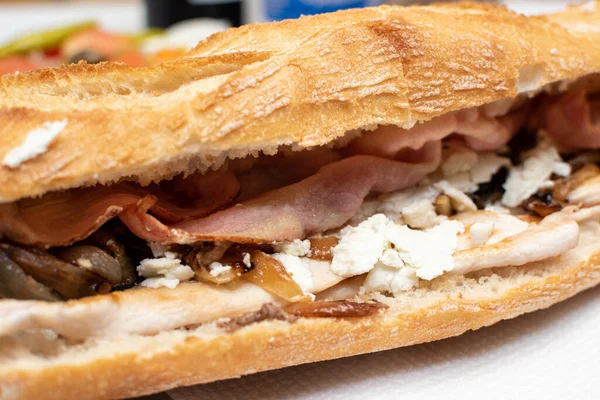 Сэндвич Сыром Карамелью Куриной Грудью — стоковое фото