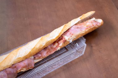 Omlet ekmekli jambonlu ve peynirli sandviç.