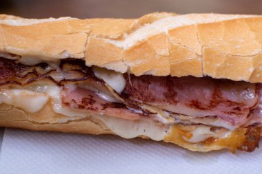 sığır eti, soğan ve pastırmalı sandviç.