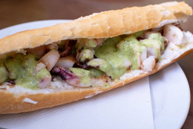 Mürekkep balıklı sandviç ekmeği tabakta.