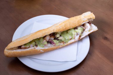 Mürekkep balıklı sandviç ekmeği tabakta.