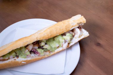 Mürekkep balıklı sandviç ekmeği tabakta.