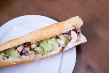 Mürekkep balıklı sandviç ekmeği tabakta.