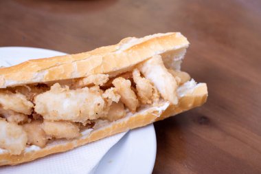 kalamar a la romana with sandwitch bagette