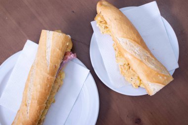 Beyaz bir tabakta omlet ve baget.