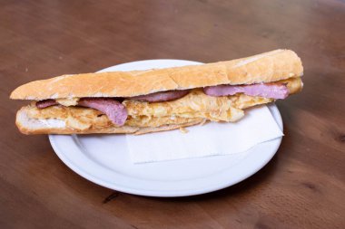 Omlet ve hamburgerli sandviç.