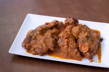 Tatlı ve ekşi soslu domuz paçası.