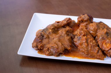 Tatlı ve ekşi soslu domuz paçası.