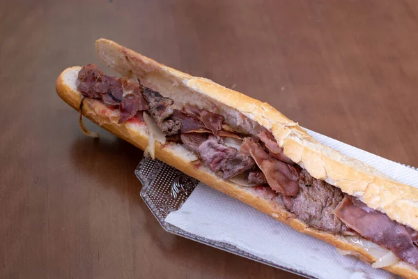 Carne Bovina Com Sanduíche Presunto Cebola Baguette — Fotografia de Stock