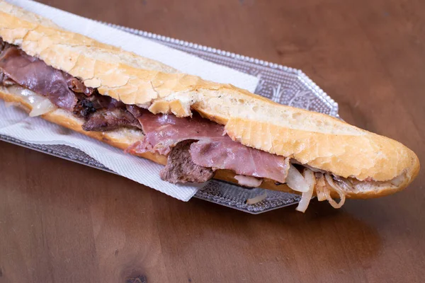 Carne Bovina Com Presunto Cebola Baguette — Fotografia de Stock