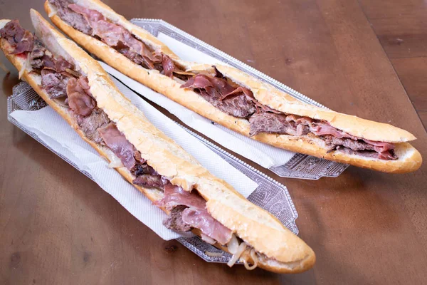 Carne Bovina Com Sanduíche Presunto Cebola Baguette — Fotografia de Stock