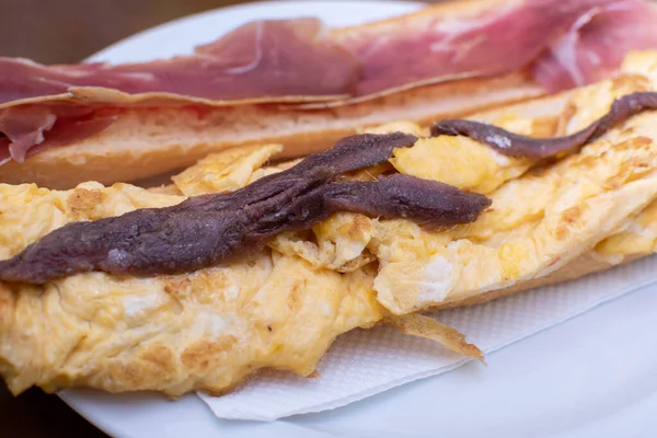 Omelette Mit Schinken Und Sardellen Baguette Sandwich — Stockfoto