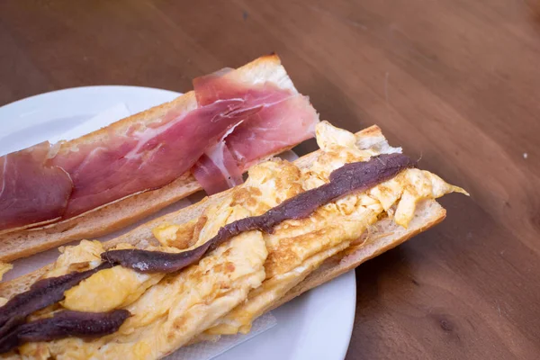 Frittata Con Prosciutto Acciughe Baguette Sandwich — Foto Stock