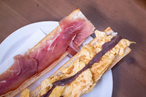 Omelete Com Presunto Anchovas Baguete Sanduíche — Fotografia de Stock