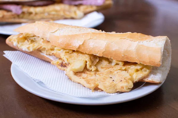 Omelete Sandwitch Baguette Prato Branco — Fotografia de Stock