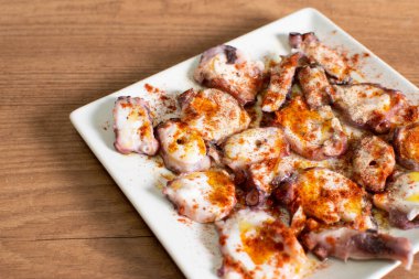 kırmızı biberli ahtapot ve tuzlu gevrek.