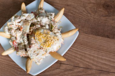 Yumurtalı Rus salatası ve tahtada tost.