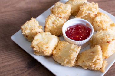 Ev yapımı domates reçelli kızarmış peynir.