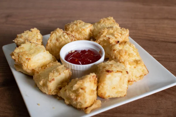 Ev yapımı domates reçelli kızarmış peynir.